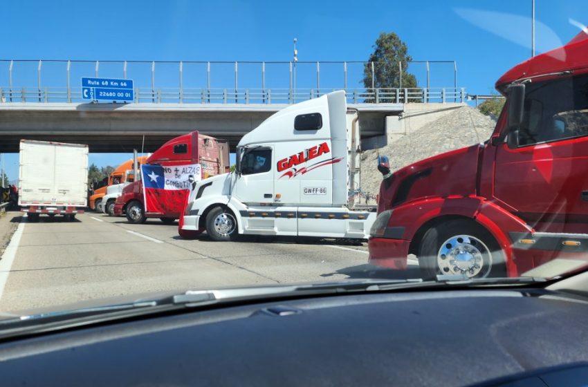  Paro de camioneros: Bloqueos ponen “en jaque” 25 mil toneladas de cerezas