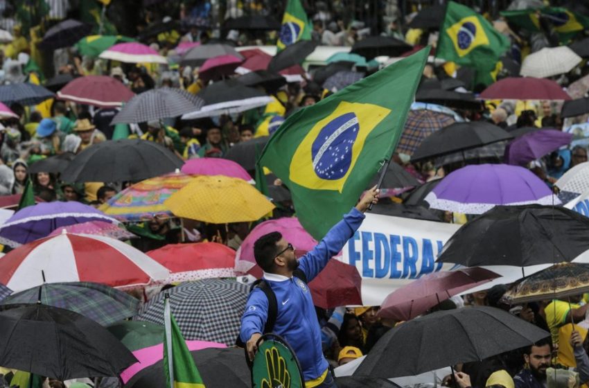  El bolsonarismo va a las puertas de los cuarteles y pide un golpe contra Lula