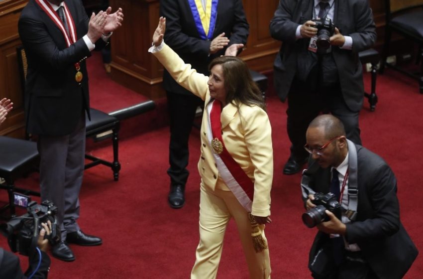  Dina Boluarte se convirtió en la primera presidenta de Perú tras destitución de Pedro Castillo