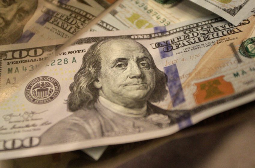  Argentina devalúa su moneda en 50% y el dólar oficial sube a 800 pesos